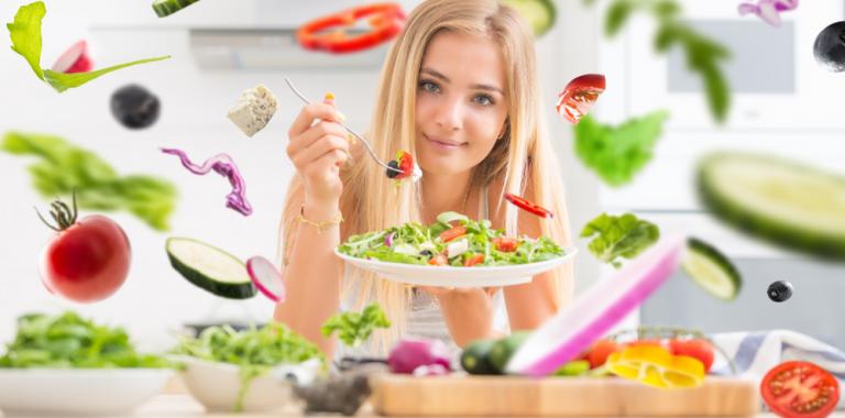 Chica joven comiendo una ensalada vegana saludable