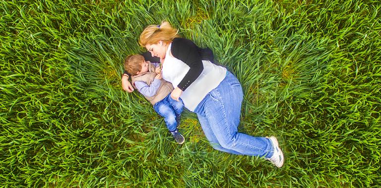 Mujer obesa embarazada tumbada junto a otro hijo pequeño