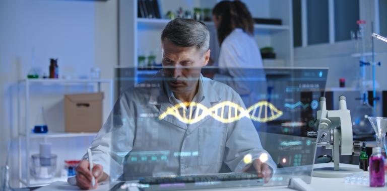 Investigador científico trabajando con el genoma humano