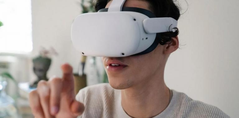 Paciente usa gafas de realidad virtual