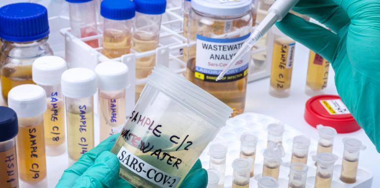 Análisis de muestras de aguas residuales en un laboratorio