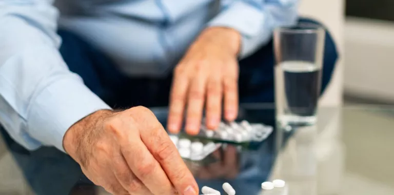 Hombre extrae medicamentos del blíster