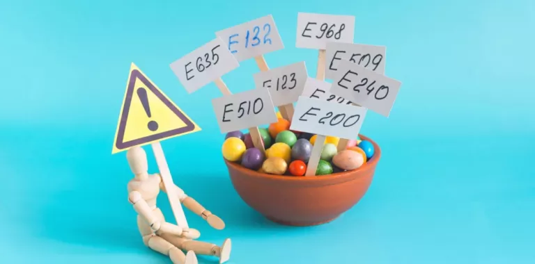 Cuenco con etiquetas de aditivos alimentarios