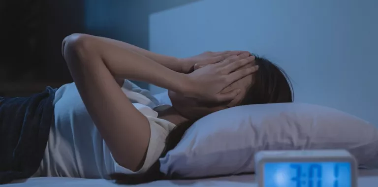 Mujer se tapa la cara desesperada al seguir despierta a las 3 de la madrugada