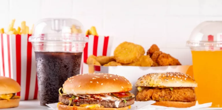 Hamburguesas, alimentos rebozados, patatas fritas y refrescos