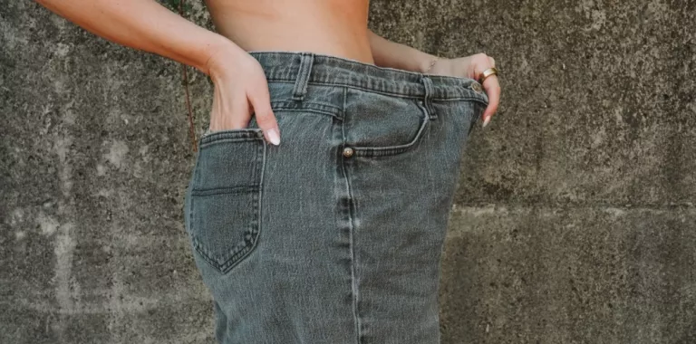 Mujer muestra lo que ha adelgazado con una talla mucho más grande de pantalón