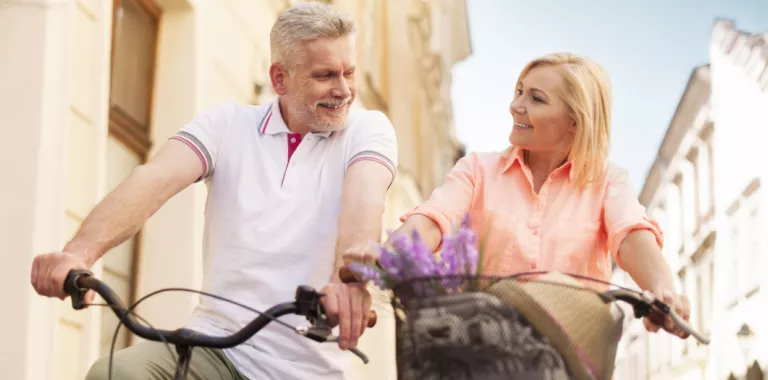 Hombre y mujer de mediana edad montando en bicicleta