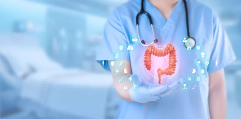 Un gastroenterólogo sostiene en su mano un holograma del intestino