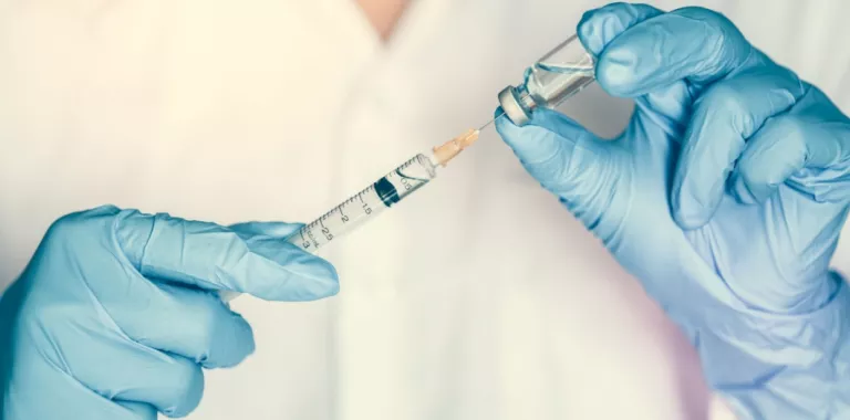Profesional sanitario introduce medicamento en jeringuilla