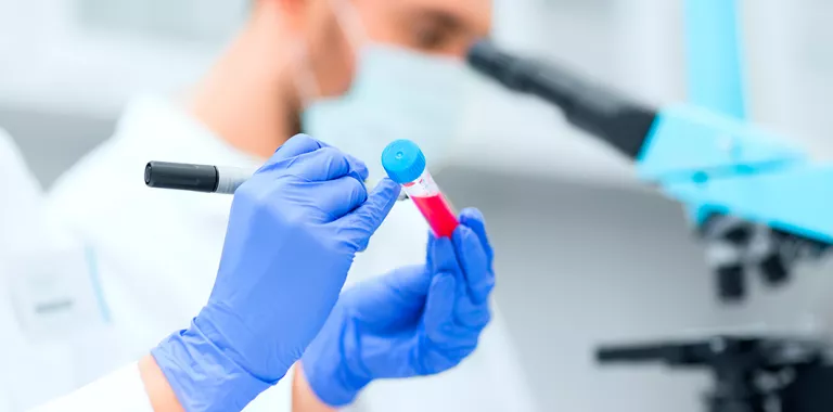 Doctores analizando una muestra