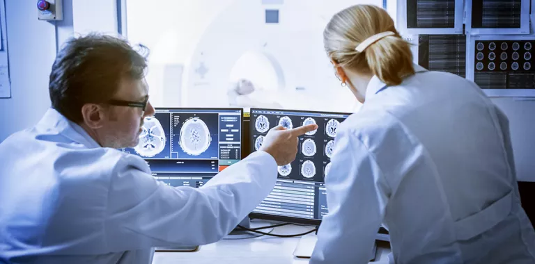 Dos doctores analizando un escáner cerebral
