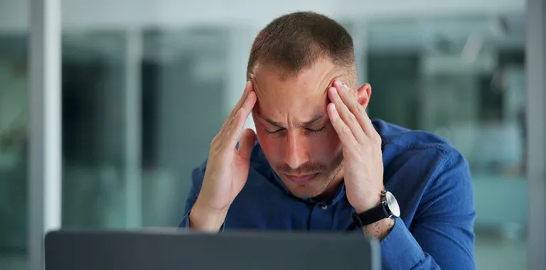Hombre con dolor de cabeza