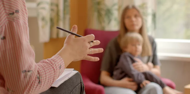 Los desafíos del niño con trastornos del espectro autista (TEA) se abordan durante la consulta.