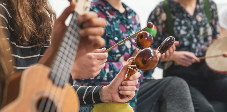 Concepto de musicoterapia, un grupo de personas tocando diferentes tipos de instrumentos musicales, sanación musical