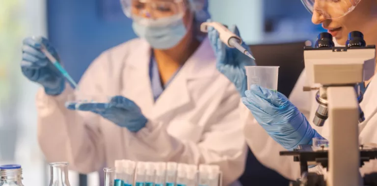 Investigadoras en laboratorio realizan análisis