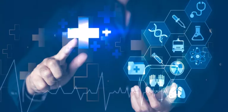 Manos de médico con hologramas sanitarios