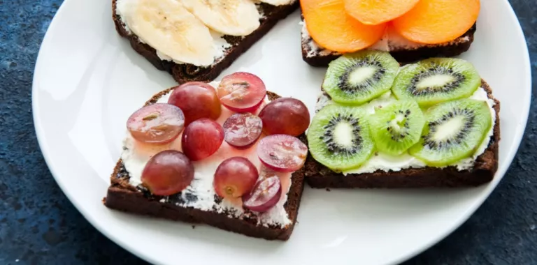 Pan de centeno con kiwi puede ayudar a aliviar el estreñimiento Tostadas de pan de centeno con uvas, kiwis, orejones…