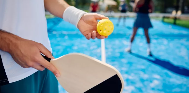 Jugador de pickleball a punto de lanzar la pelota