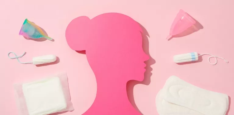 Productos menstruales como tampones, compresas o copas menstruales Silueta de mujer rosa de perfil con productos de higiene menstrual
