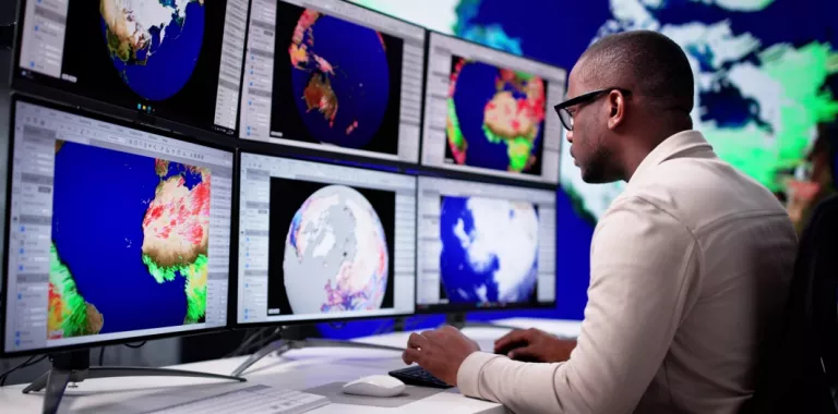 Meteorólogo analiza las consecuencias del cambio climático Meteorólogo frente a pantallas que muestran diferentes zonas del mundo