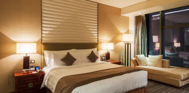 Dormitorio con mucha iluminación artificial