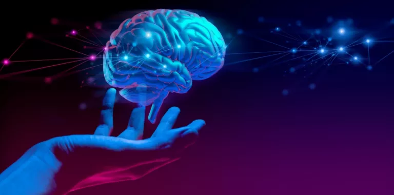 Mano sostiene holograma del cerebro humano