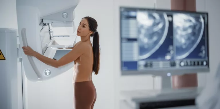 Mujer morena se somete a una mamografía con resultados en primer plano