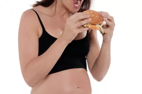La ‘fast food’, factor de riesgo de diabetes gestacional Mujer embarazada comiendo una hamburguesa