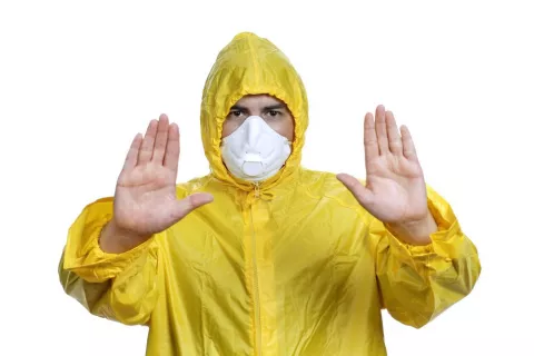 Alerta en China por una nueva cepa de gripe aviar Hombre con mascarilla y traje protector