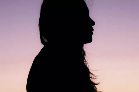 Mujer con dolor provocado por la fibromialgia