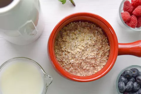 Desayuno a base de leche, avena y frutos rojos