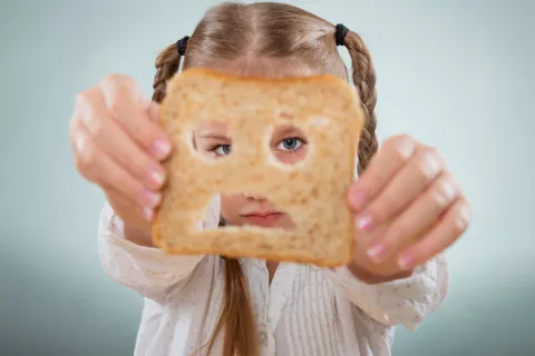 El 75% de los niños con celiaquía no está diagnosticado Niña celiaca