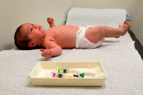 El tratamiento precoz del VIH en bebés reduce la carga viral Bebé en el hospital