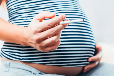 Fumar en el embarazo aumenta el riesgo de que el niño desarrolle TDAH Mujer embarazada fumando