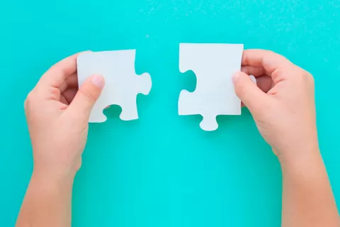 Hallan las primeras variantes genéticas comunes asociadas al autismo Niño con autismo intentando hacer un puzzle
