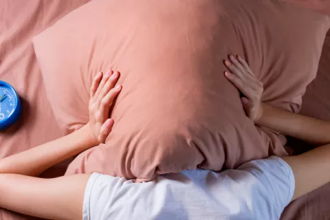 Hallan genes que vinculan el insomnio con trastornos cardiovasculares Persona con problemas de insomnio