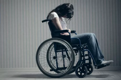 Una mutación genética y los pesticidas afectan al desarrollo de ELA Mujer con ELA en una silla de ruedas