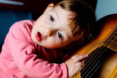 La sordera de un único oído dificulta el aprendizaje de los niños Niña con problemas de sordera de un único oído