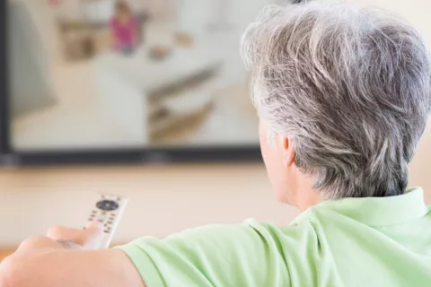 Persona mayor de 50 años viendo mucha televisión