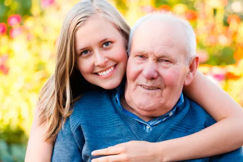 Chica junto a su abuelo afectado de alzhéimer