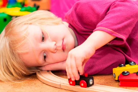 Hallan diferencias en la actividad cerebral de los niños con anhedonia Niña con anhedonia