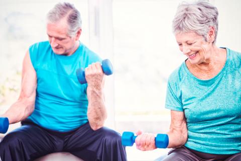 Personas adultas mayores realizando diariamente actividad física