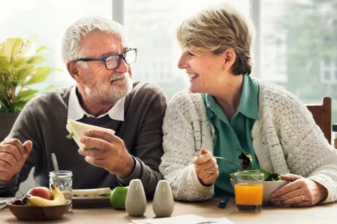 Pareja de adultos en el que la mujer es más saludable