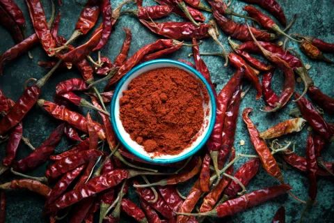 La capsaicina de las guindillas o chiles Guindillas secas y capsaicina en polvo