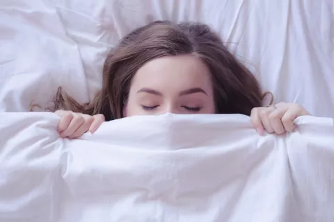 Dormir más ayuda a los jóvenes hiperactivos a concentrarse Adolescente hiperactiva durmiendo