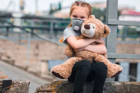 La contaminación causa asma a los niños Niña con mascarilla en un entorno contaminado