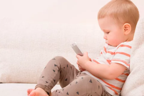 La OMS advierte que los menores de dos años no deberían usar pantallas Niño menor de 2 años con el móvil en las manos