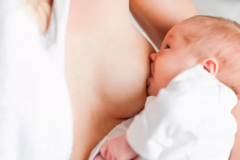La lactancia materna favorece el desarrollo cerebral de los prematuros Lactancia materna de una mujer a su bebé prematuro