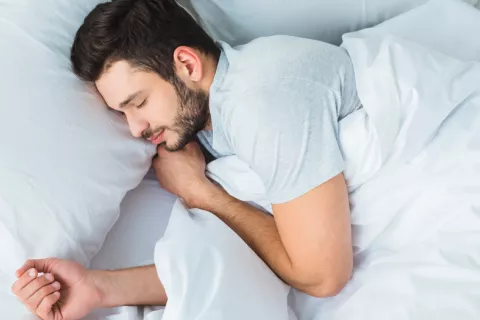 El sueño libera el hipocampo para poder almacenar nuevos recuerdos Hombre durmiendo para liberar el hipocampo y poder almacenar nuevos recuerdos