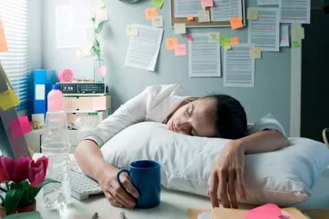 Persona que ha dormido poco disminuyendo así su rendimiento laboral